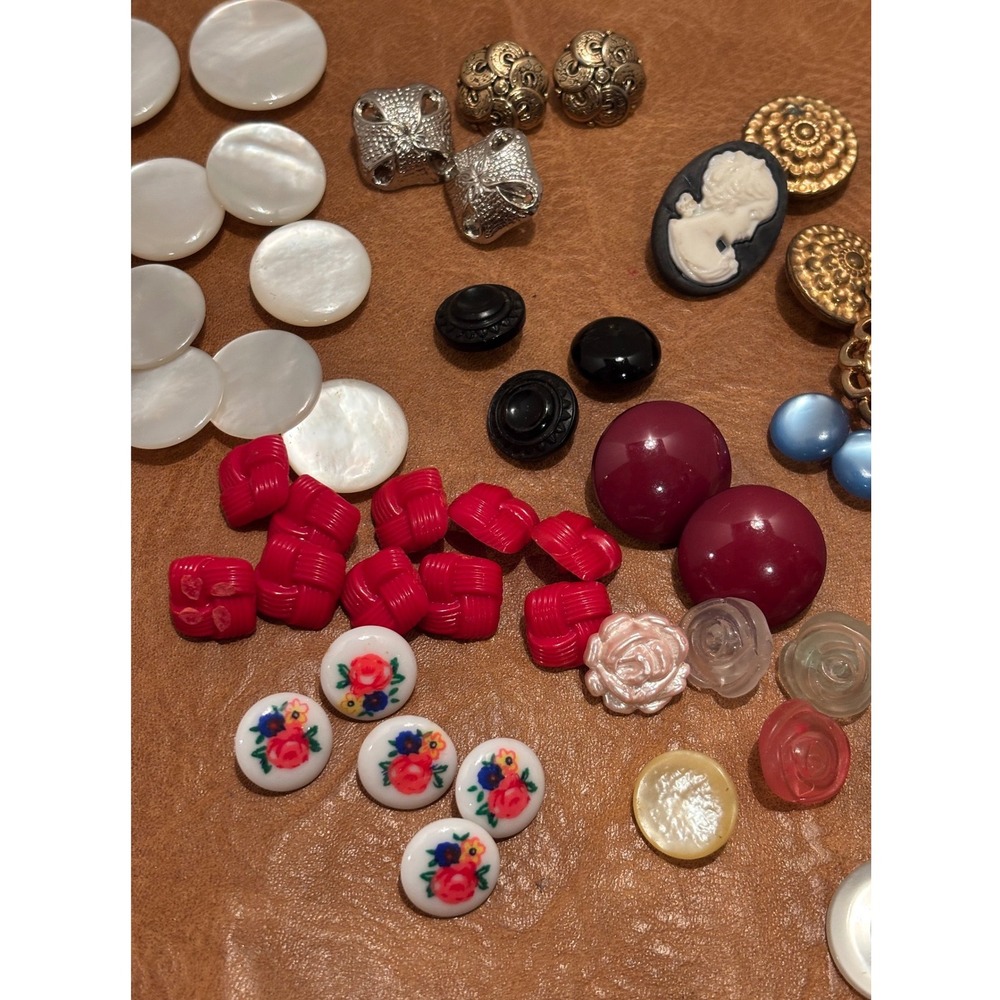 Vintage Mixed Button Lot Cameo Mother of Pearl Floral Gold Tone Crafting Sewing - Picture 6 of 7